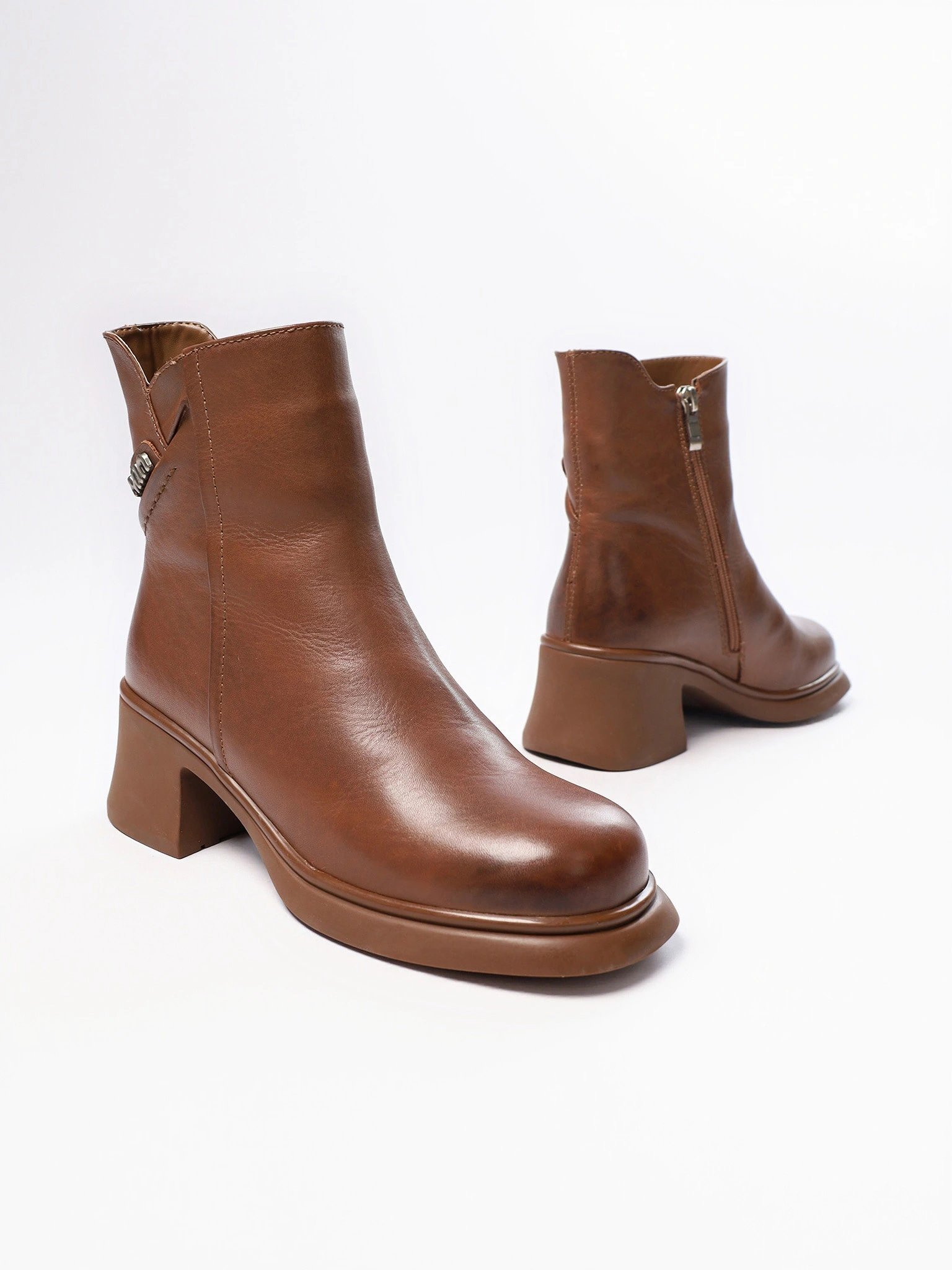 Ботинки рыжего цвета на высоком широком каблуке